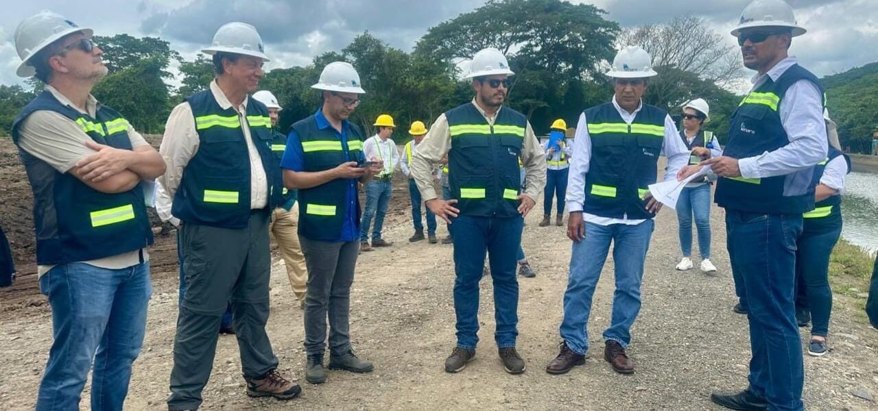 Los titulares del Minae, MAG, Hacienda, subtitular del MOPT, Senara junto con el diputado oficialista Daniel Vargas, supervisaron los avances del proyecto Agua para la Bajura, en Falconiana de Bagaces.